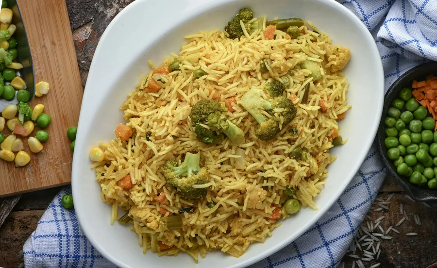 A bowl of noodles with vegetables