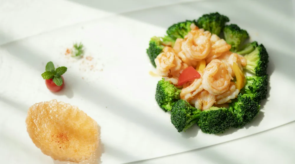 Thin rice noodles served with shrimp and vegetables