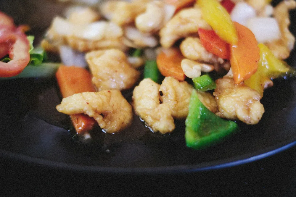 Chicken cooked with cashew nuts and vegetables