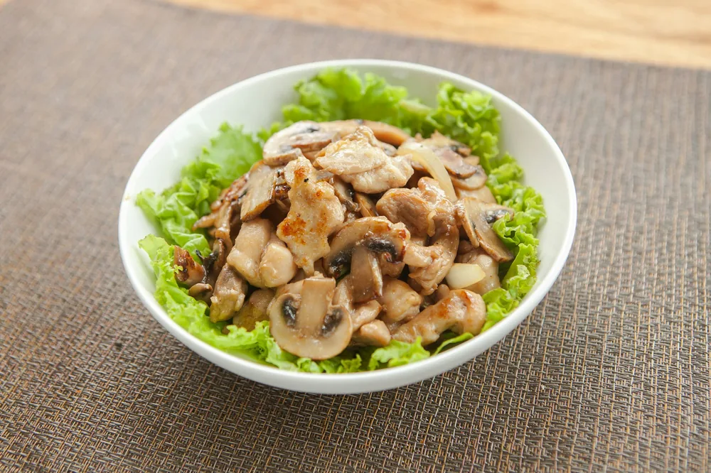 Chicken and mushrooms in a light white sauce