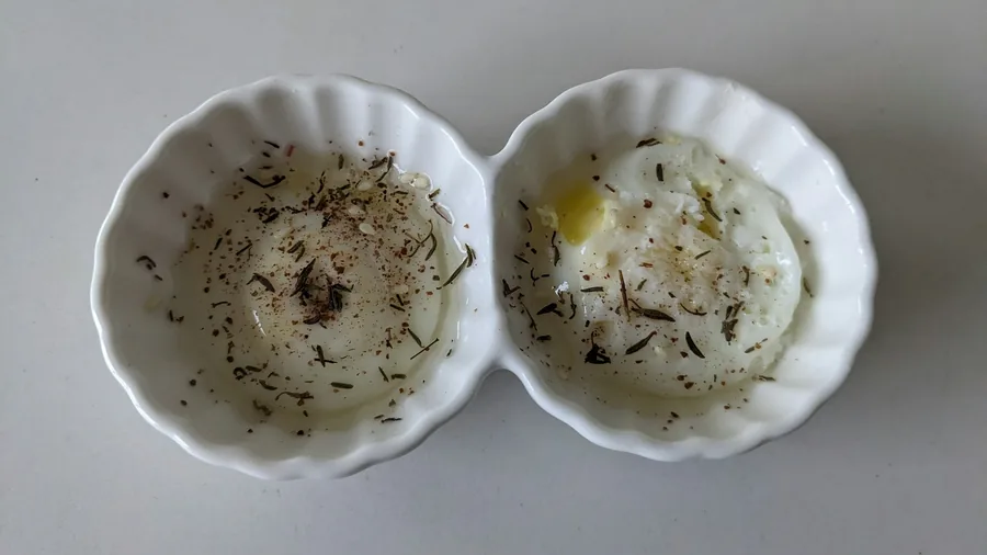 Two bowls of rice prepared different ways
