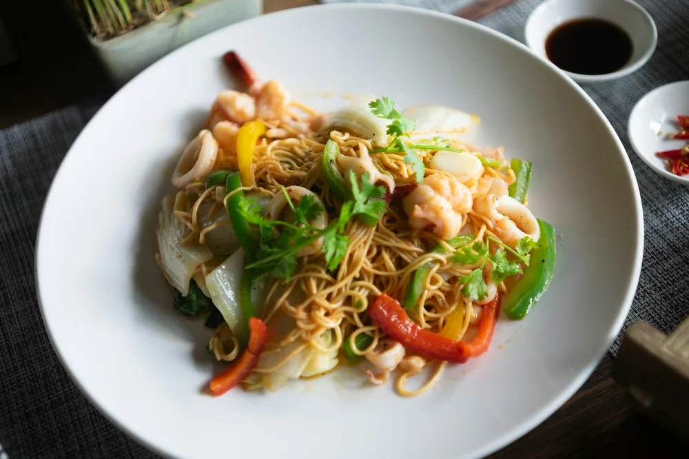 Noodles stir fried with chicken and vegetables