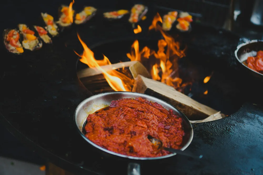 Sauce added to a hot pan at the end of cooking
