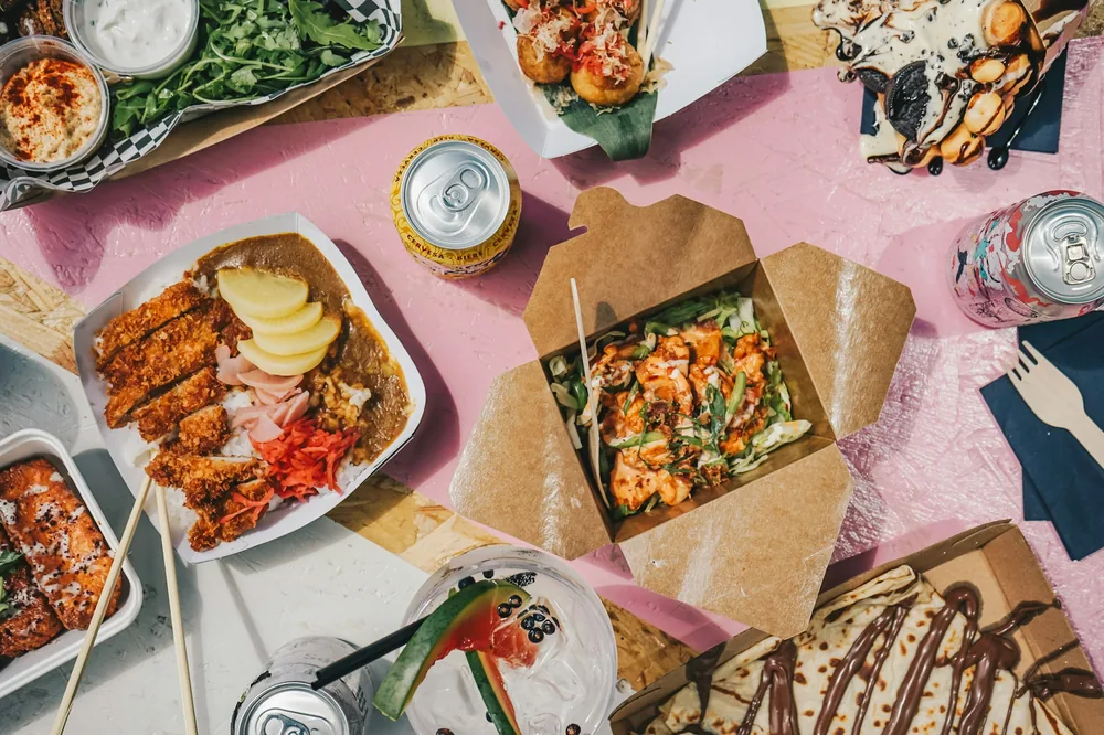 A Chinese takeout meal of rice and an entree