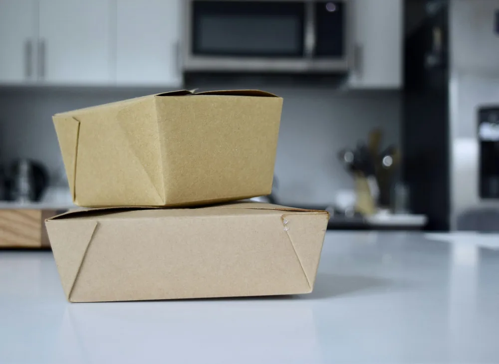 Takeout containers in two different sizes