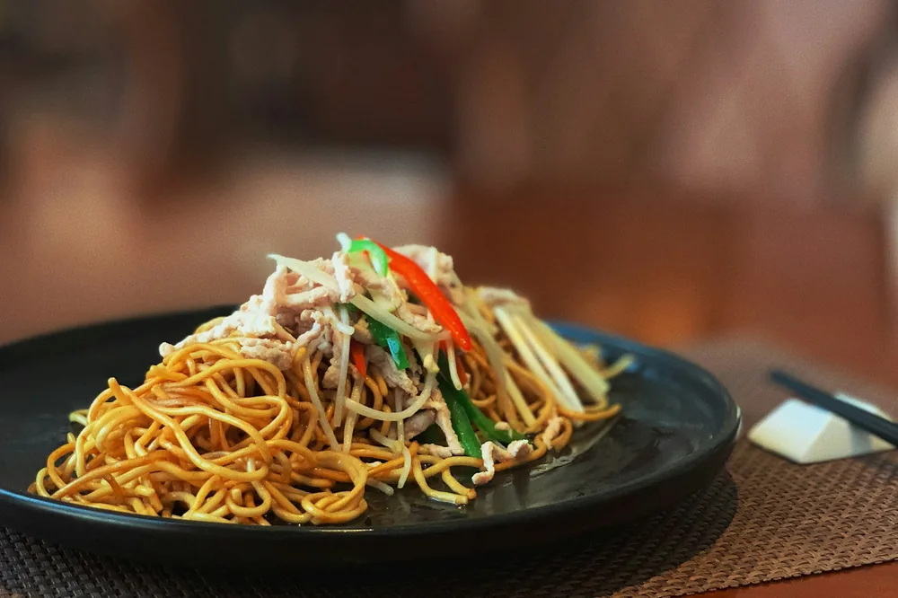 Lo mein noodles stir fried with vegetables