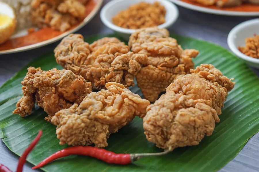Crispy fried chicken pieces with chillies, in the style of General Tso's chicken